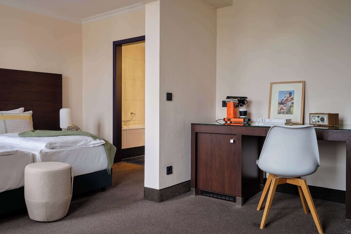 Room 8 of 84