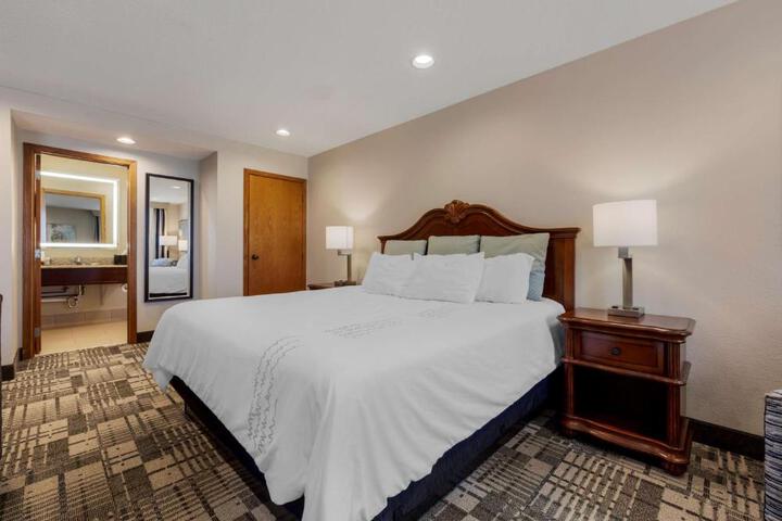 1 King Bed Sofa Bed Microwave and Refrigerator WiFi Full Breakfast (30 of 33)