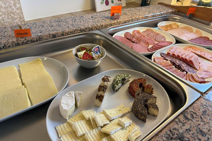 Dining 60 of 87