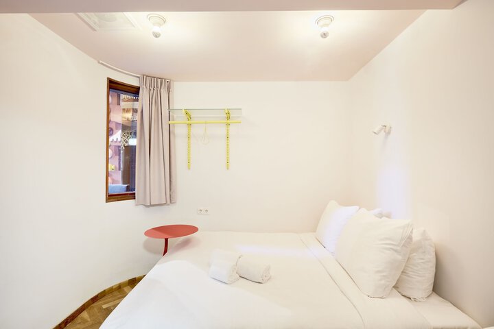 Room 80 of 143