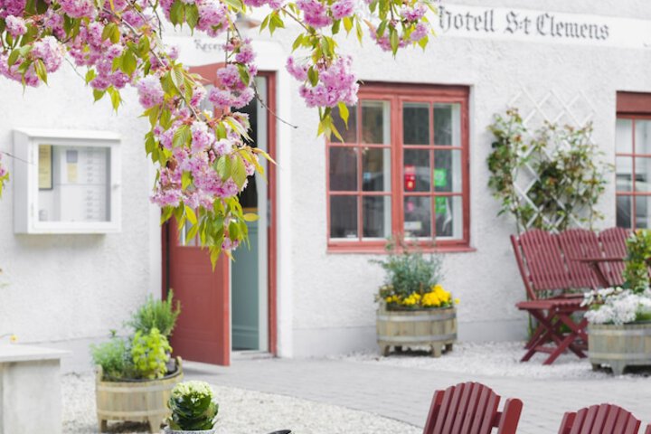 Hotel Exterior 60 of 75