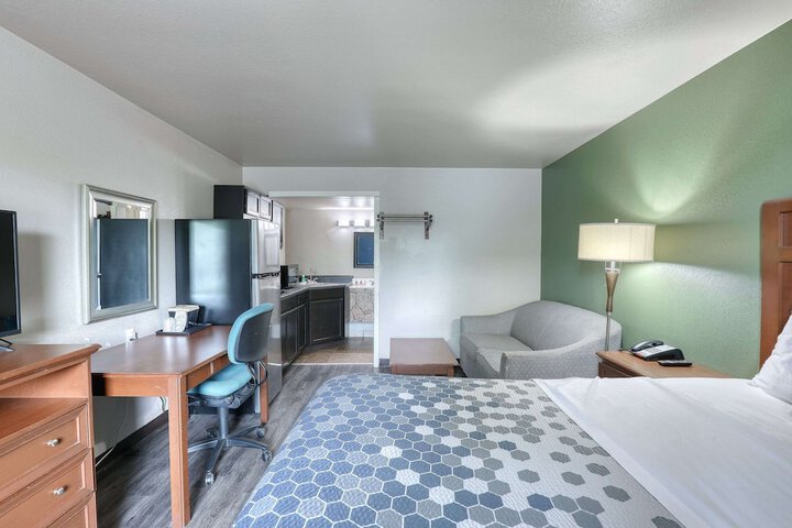 1 Queen Bed Accessible (10 of 13)