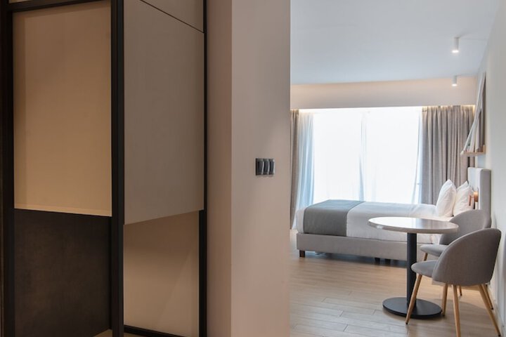 Room 32 of 106
