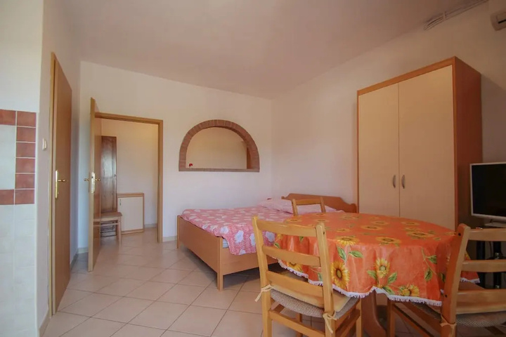 Room 4 of 13