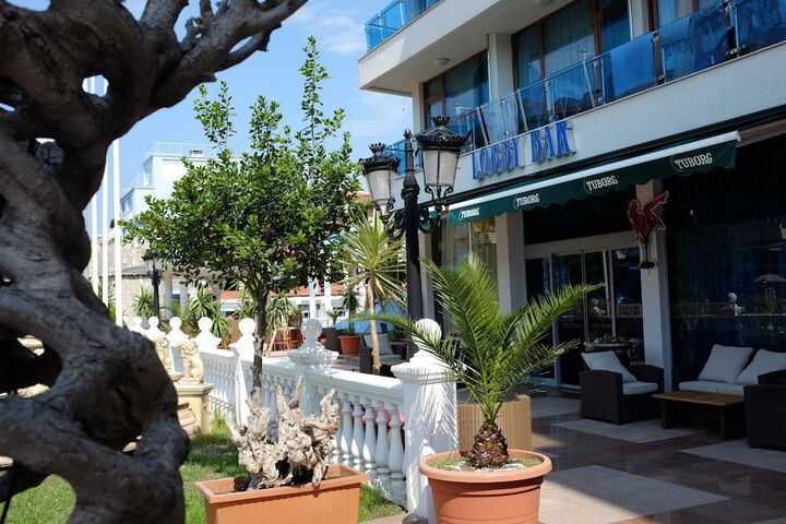 Hotel Exterior 22 of 26