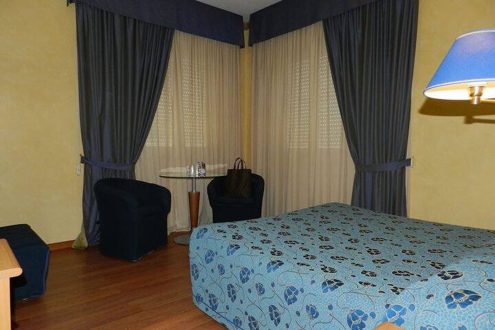 Room 8 of 33