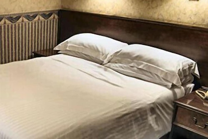 Room 7 of 15