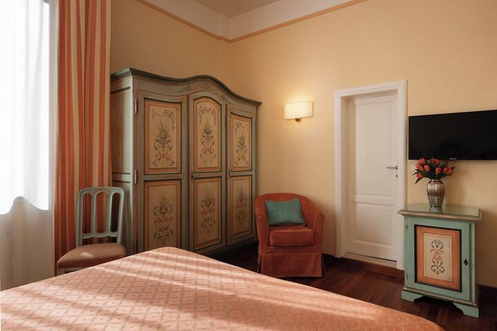 Room 28 of 106