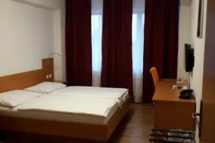 Room 16 of 26