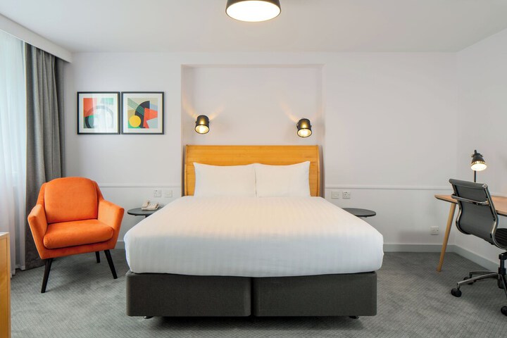 Room 30 of 173