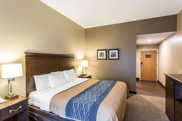 1 King Bed Efficiency (5 of 14)