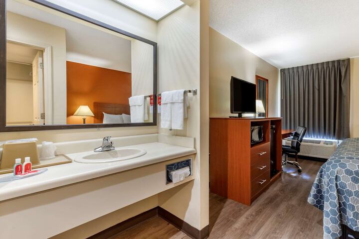 1 King Bed (2 of 7)