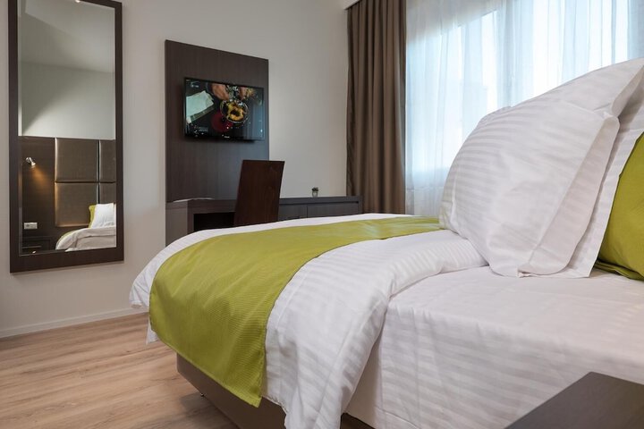 Room 10 of 32