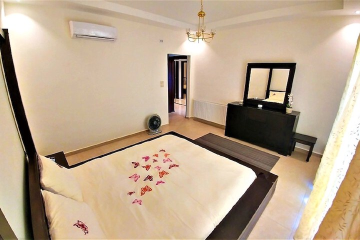 Room 4 of 127