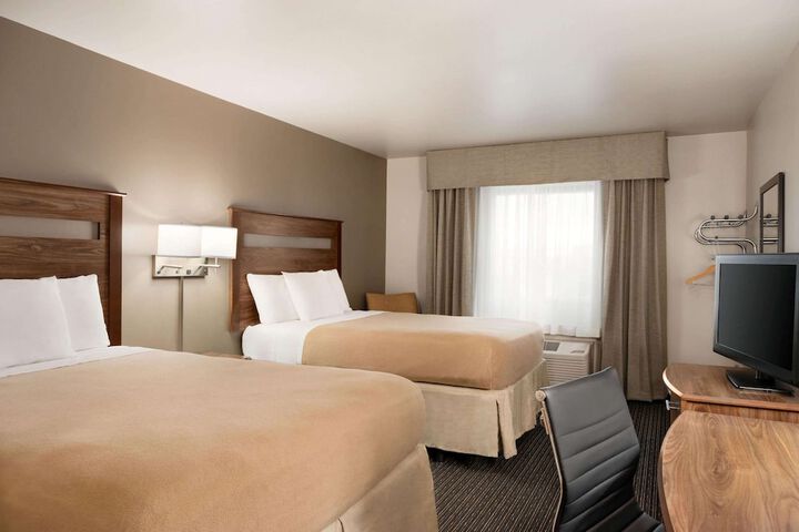 1 Queen Bed (5 of 10)
