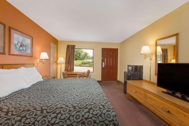 1 King Bed (3 of 6)