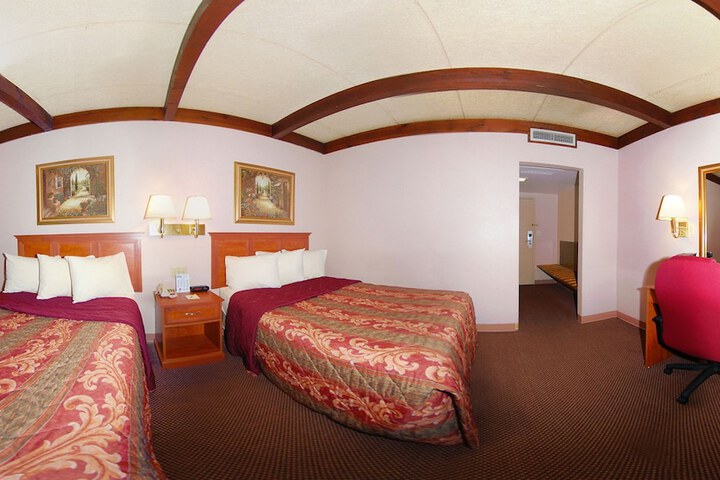 1 Queen Bed (2 of 5)