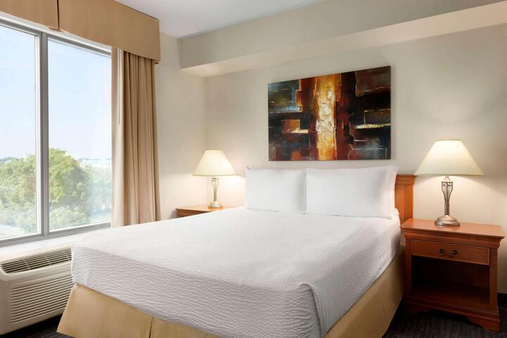 1 King Bed (5 of 29)