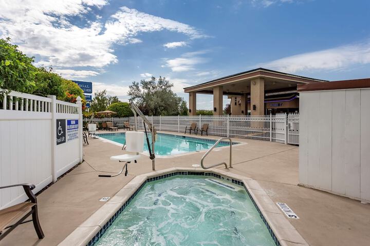 Hotel with Pool