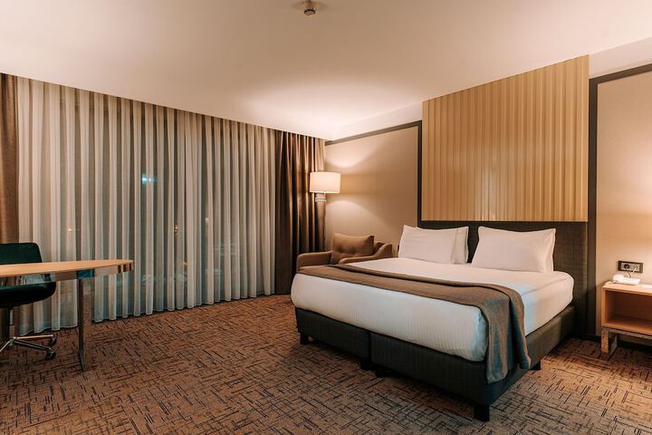 Room 10 of 34
