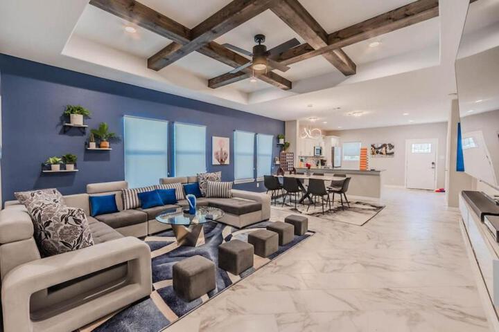 Modern 4 BR Near Downtown Zoo in Dallas, TX