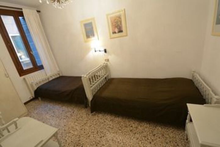 Room 11 of 30