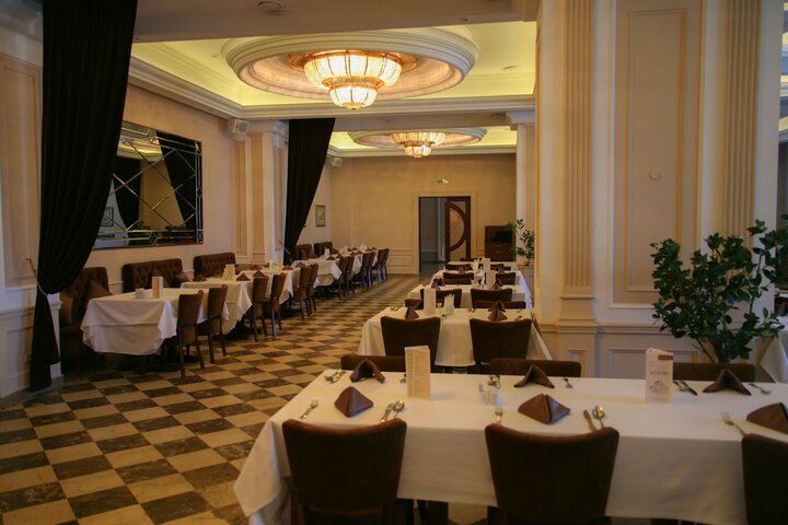 Dining 38 of 52