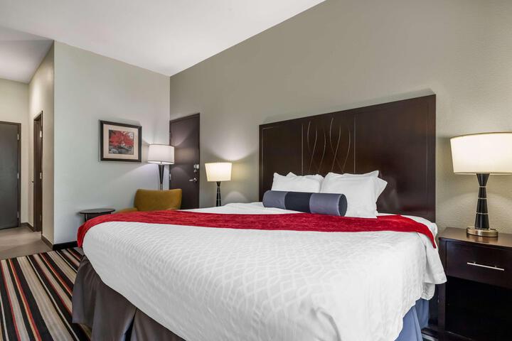 1 King Bed Mobility Accessible Roll in Shower Full Breakfast (6 of 21)