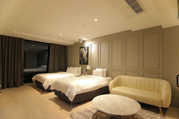 Room 34 of 190