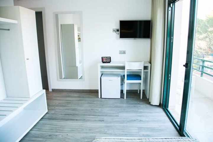 Room 8 of 143