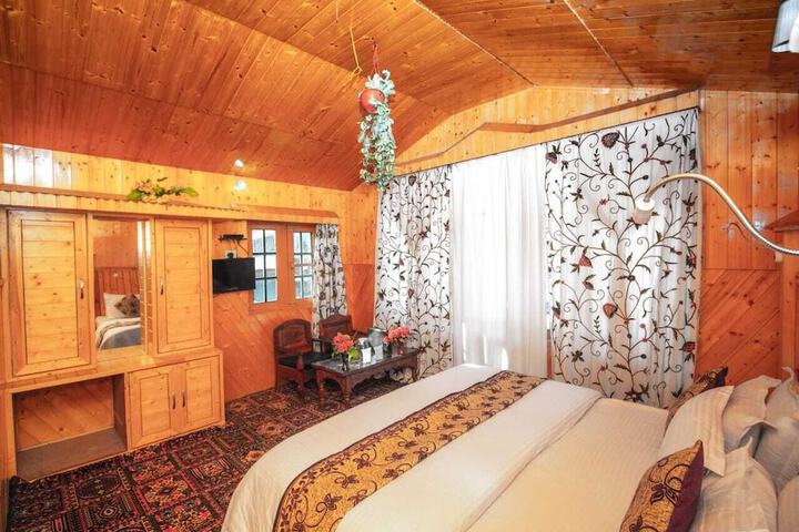 Room 2 of 10