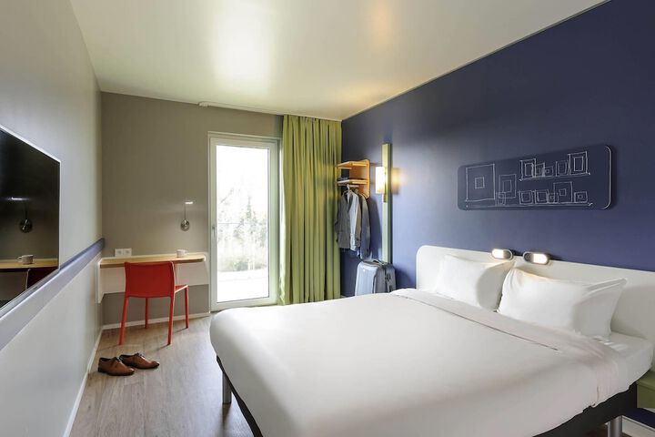Room 2 of 25
