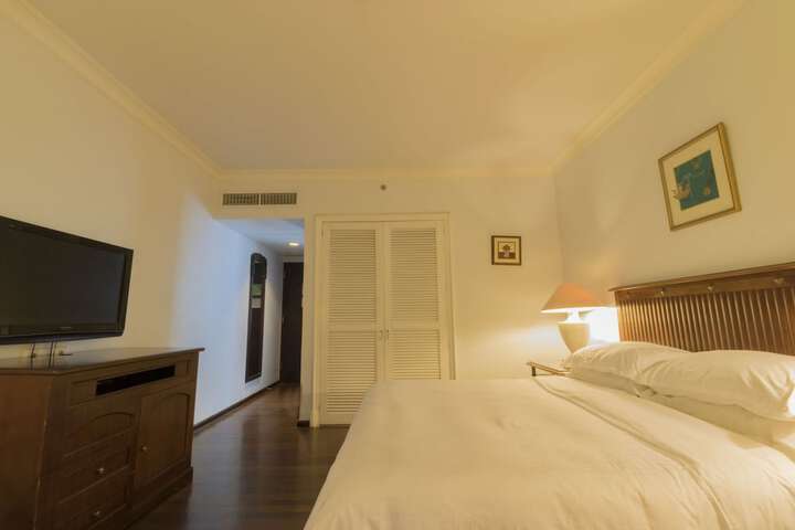Room 7 of 103