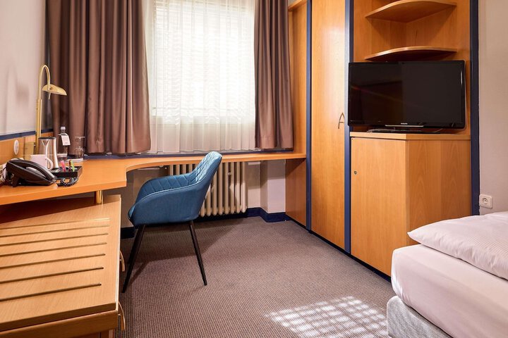 Room 9 of 65