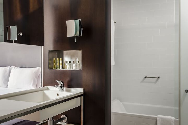 Room 32 of 61