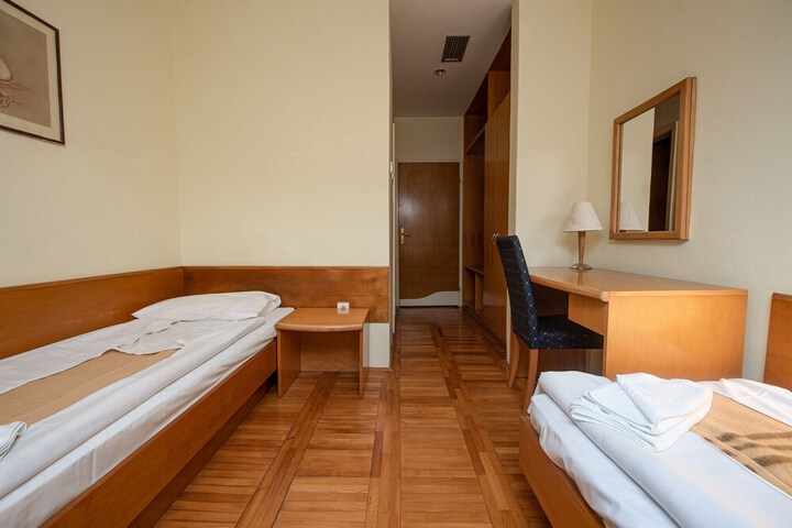 Room 8 of 38