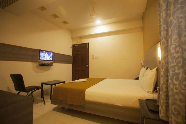 Room 12 of 18