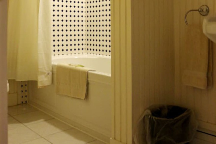 1 Queen Bed (3 of 4)