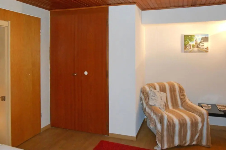 Room 4 of 13