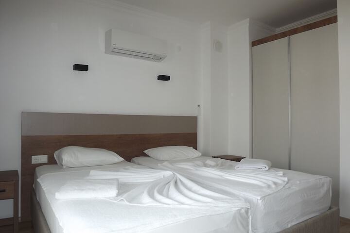 Room 4 of 40