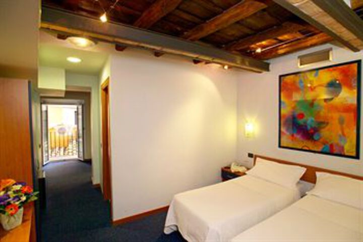 Hotel Suite Photo