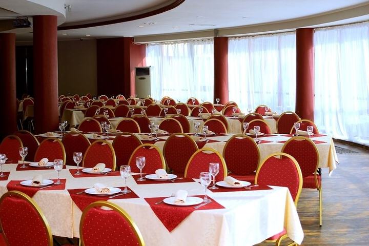Ballroom/Hall 71 of 74