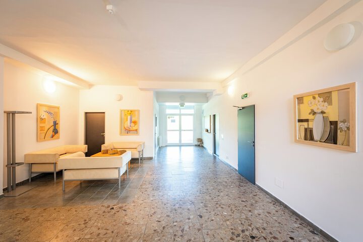 Hotel 2 of 100