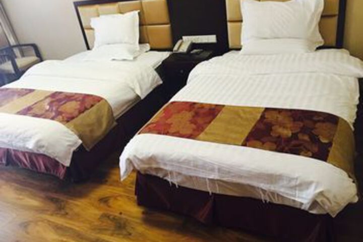 Room 5 of 10