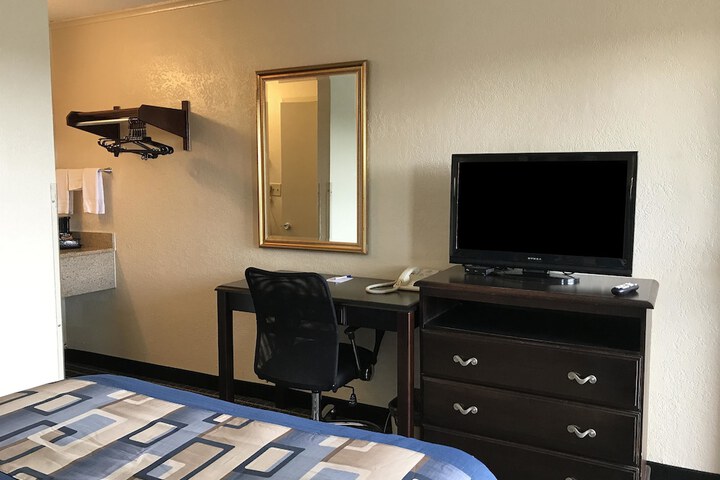 1 Queen Bed (3 of 11)