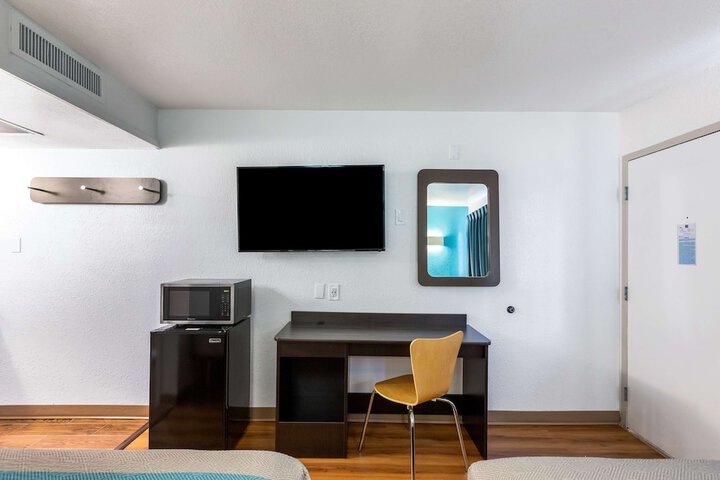 Deluxe Room 2 Double Beds Refrigerator, Microwave (4 of 7)