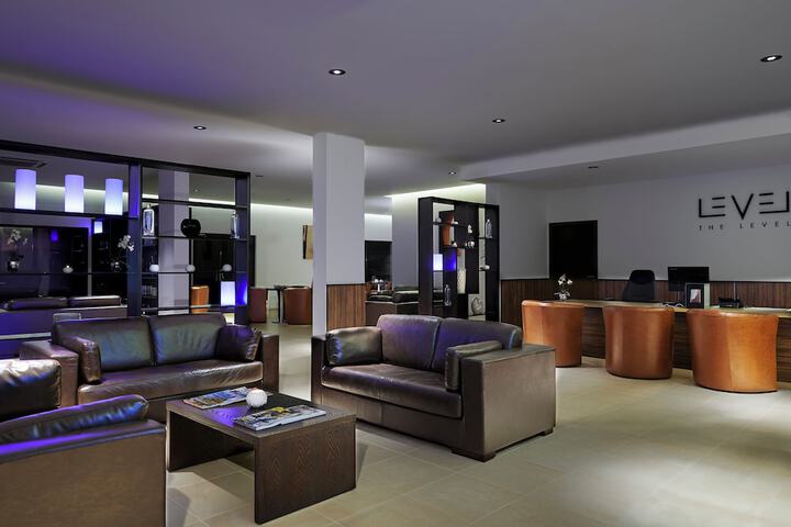 Lounge 79 of 91