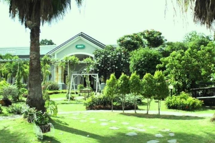 Hotel Exterior 33 of 34