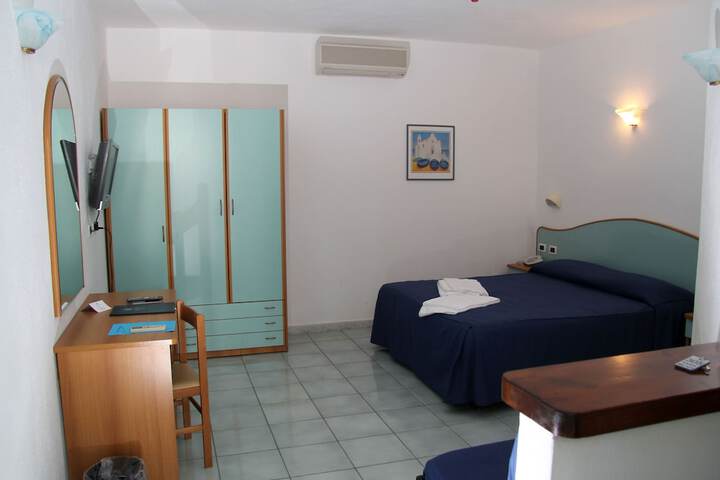 Room 8 of 122