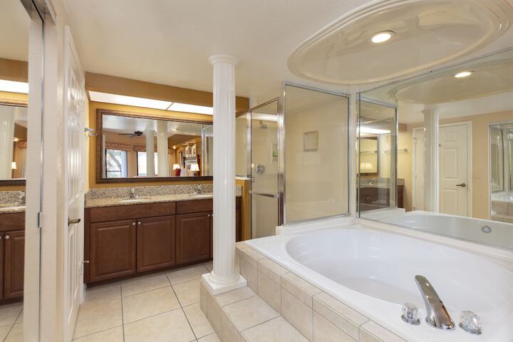 Deep soaking bathtub